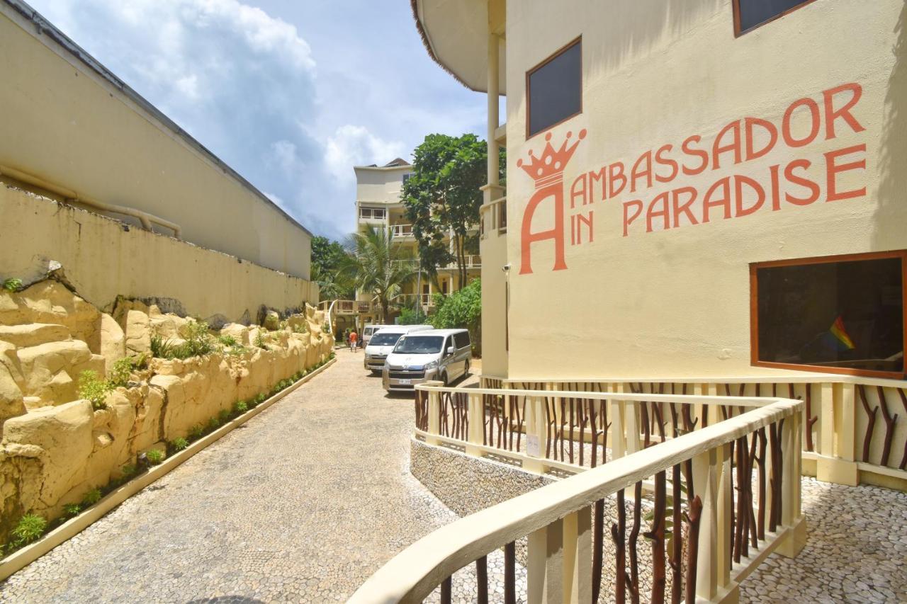 Ambassador In Paradise Balabag  Kültér fotó The hotel's entrance