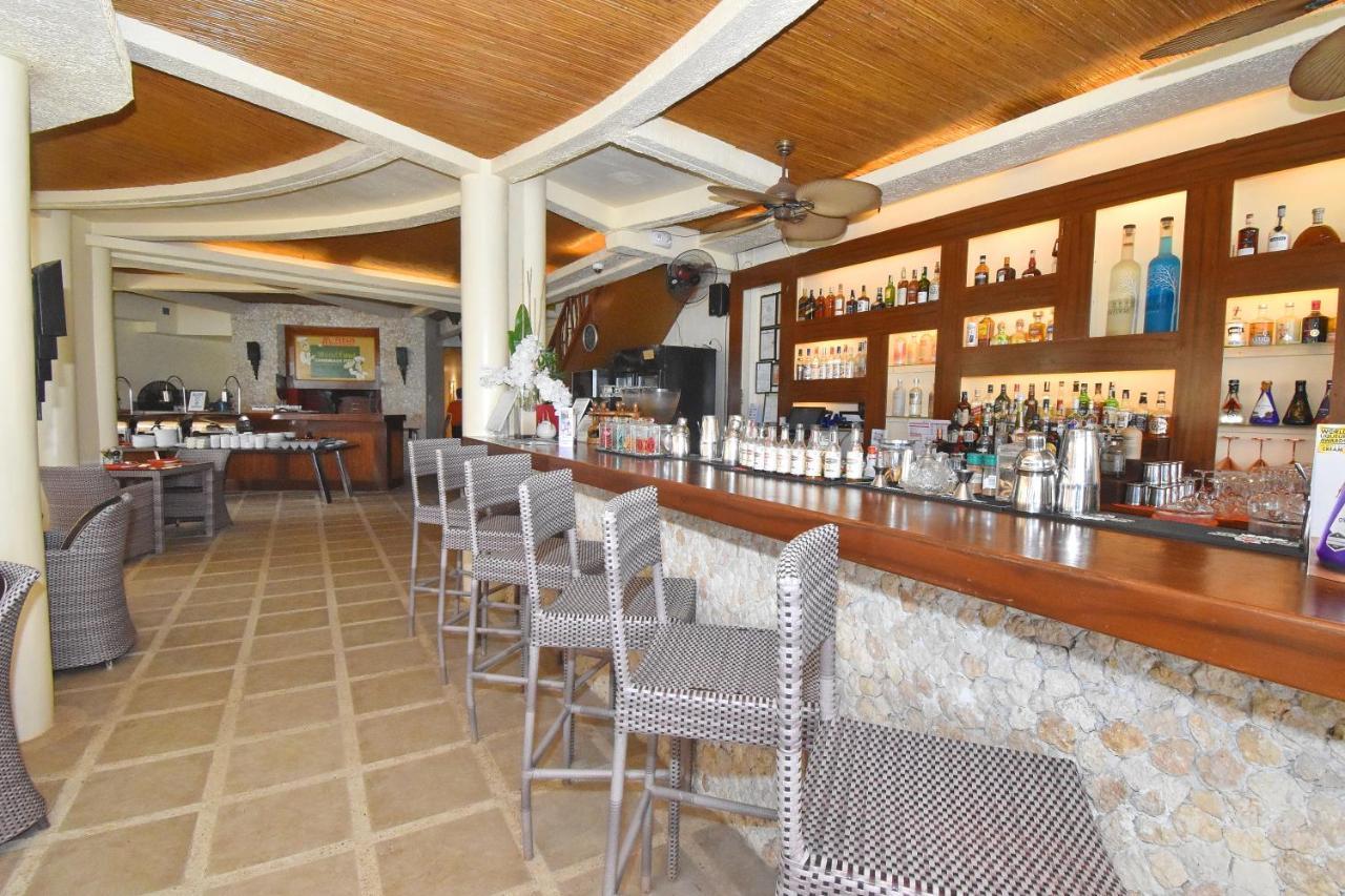 Ambassador In Paradise Balabag  Kültér fotó The bar at the Beach Club
