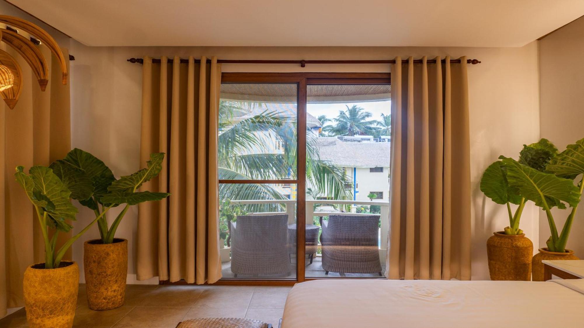 Ambassador In Paradise Balabag  Kültér fotó A sliding door
