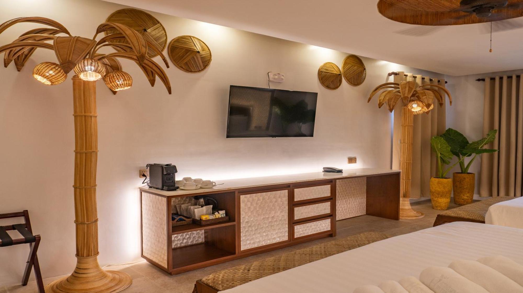 Ambassador In Paradise Balabag  Kültér fotó A room at the resort